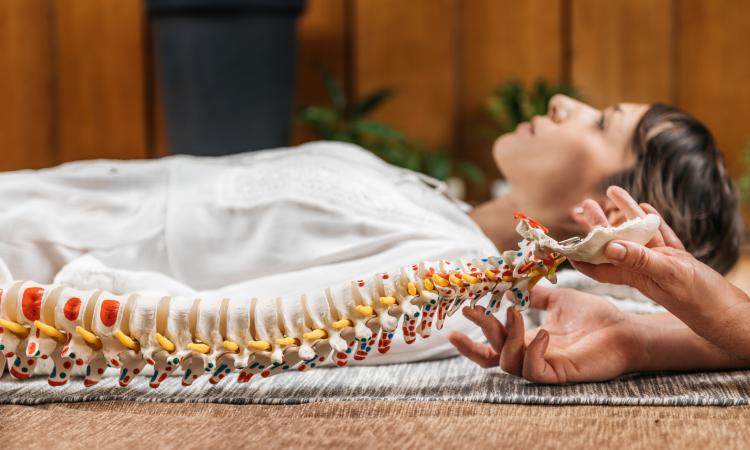 Cómo la postura afecta a la salud de la columna vertebral y qué hacer al respecto