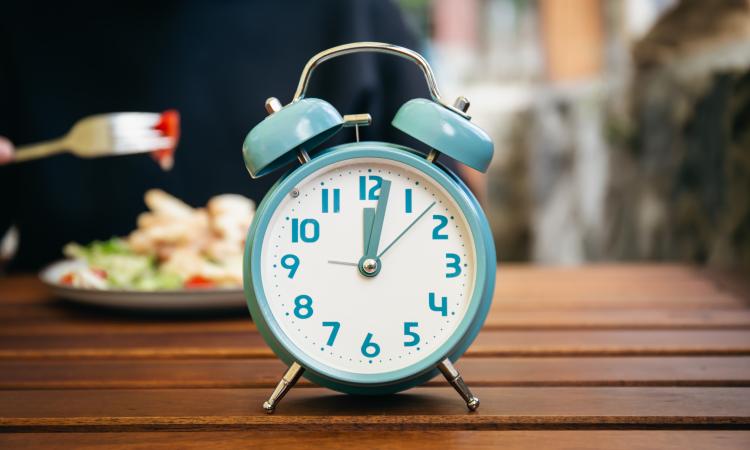 ¿El ayuno prolongado hace que el cuerpo entre en "modo de inanición" y almacene más grasa?