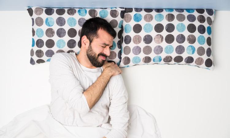 Dolor de hombro nocturno: ¿qué relación tiene con el hígado y el sistema digestivo?