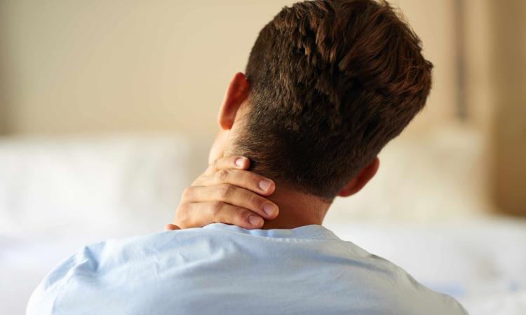 Cervicalgia al despertar: el vínculo oculto con tu digestión y tus emociones