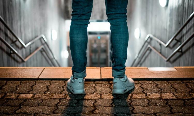 ¿Por qué tu rodilla duele más al bajar que al subir?