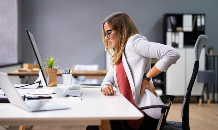 Trabajo sedentario y rigidez al final del día: pausas activas para activar la columna superior